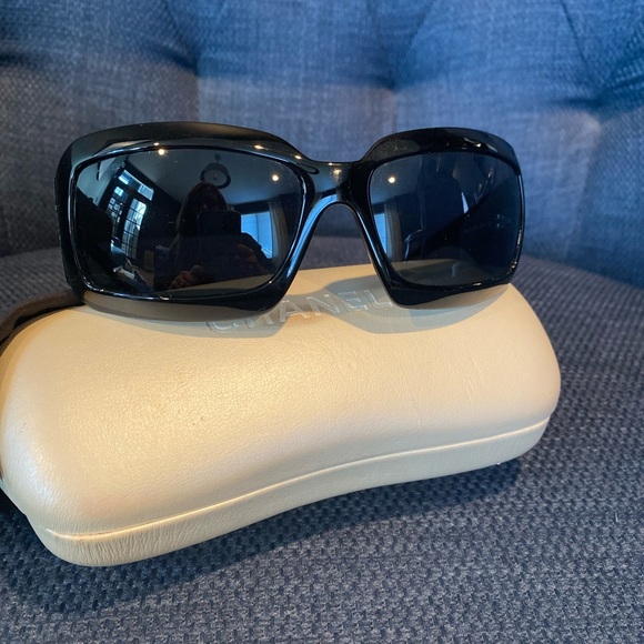 Chanel mother of Pearl sunglasses - Picture 4 of 5